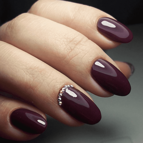 Ciemnoczerwony manicure (ze cyrkoniami)