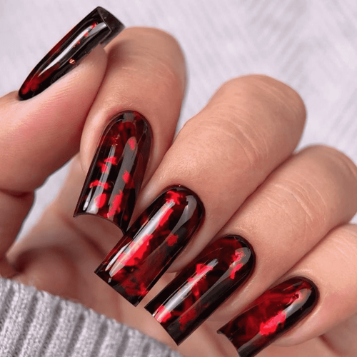 Ciemnoczerwony manicure (abstrakcyjny wzór)