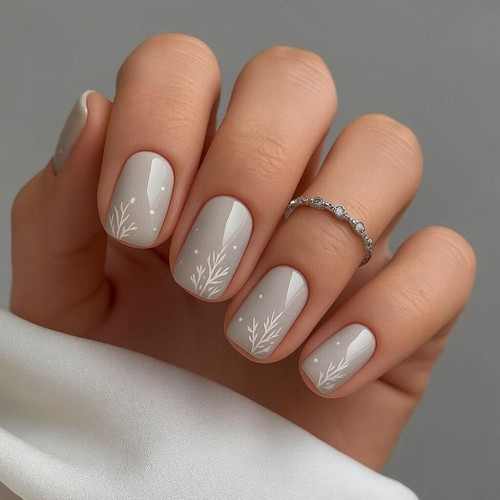 Zimowy manicure w szaro-beżowych tonacjach