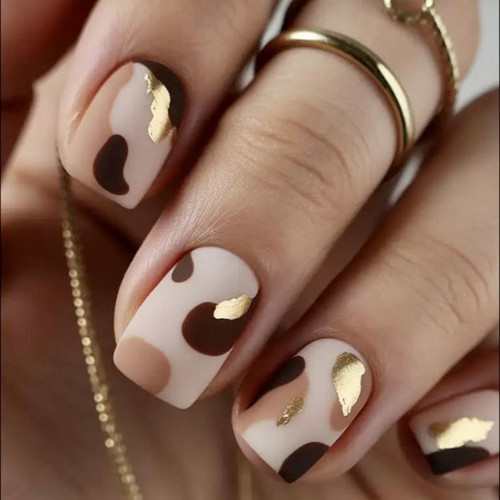 Abstraktny jesienny manicure w odcieniach kawy