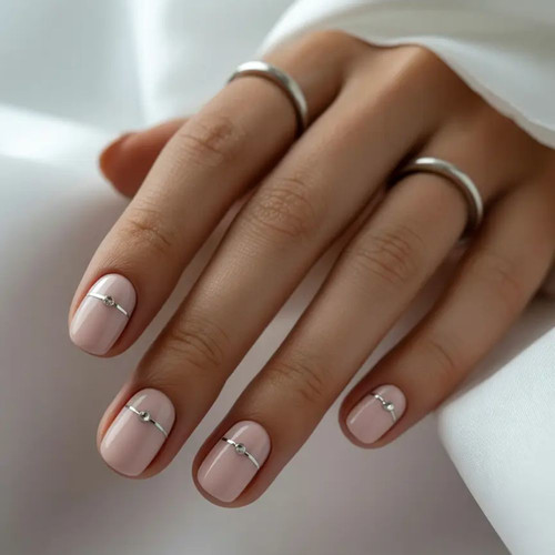 Nudowy manicure z poziomą srebrną tasiemką