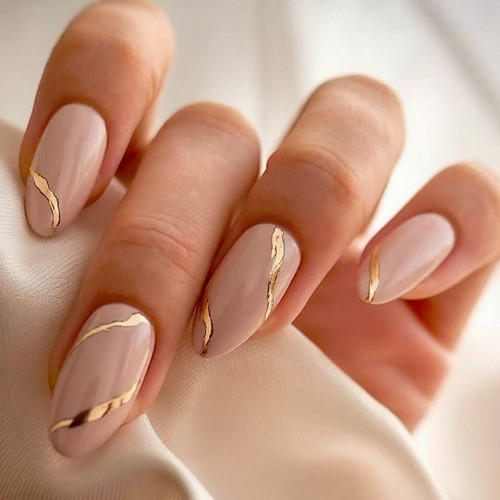 Nude manicure ze złotymi liniami