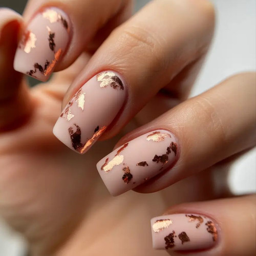 Piękny beżowy manicure z folią transferową