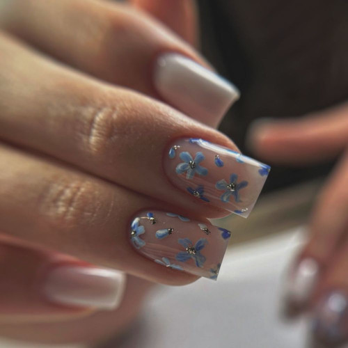 Wiosenny manicure z niebieskimi kwiatami