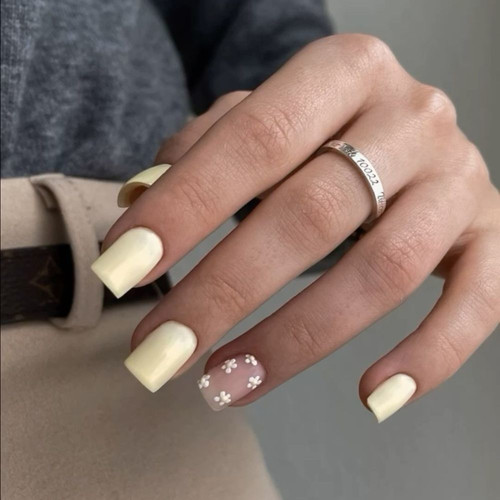 Cytrynowy manicure z trójwymiarowymi stokrotkami