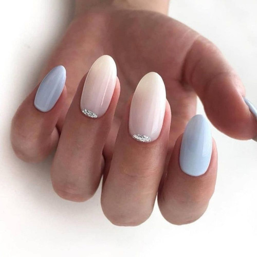 Pastelowy manicure z brokatem