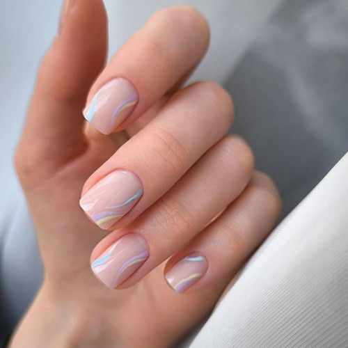 Manicure z abstrakcyjnymi pastelowymi falami