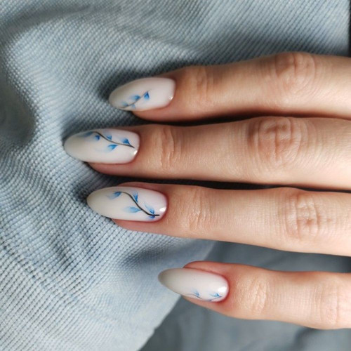 Manicure z niebieskimi gałązkami