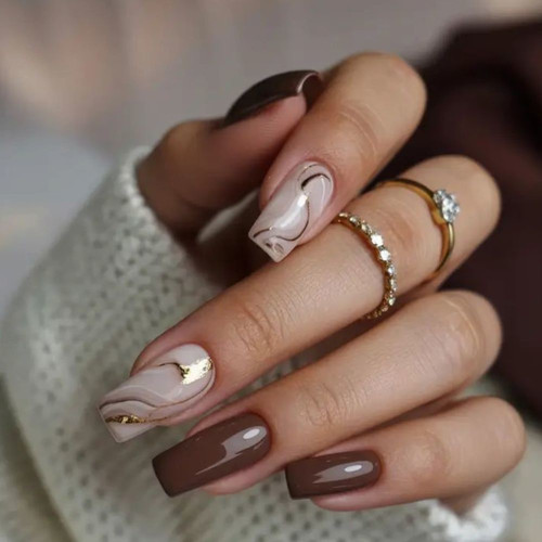 Manicure na długich paznokciach z abstrakcyjnymi liniami