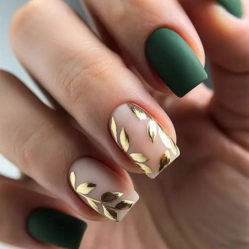 Jesienny manicure ze złotymi listkami