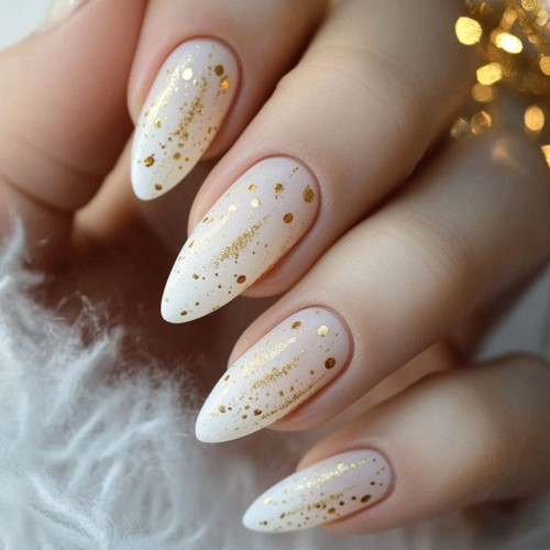Mleczny manicure ze złotym szymerem
