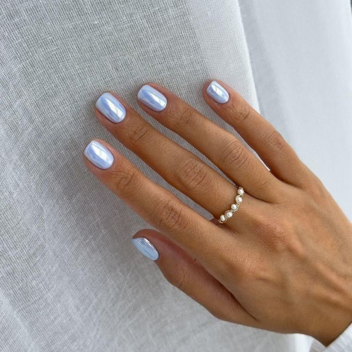 Błękitny perłowy manicure