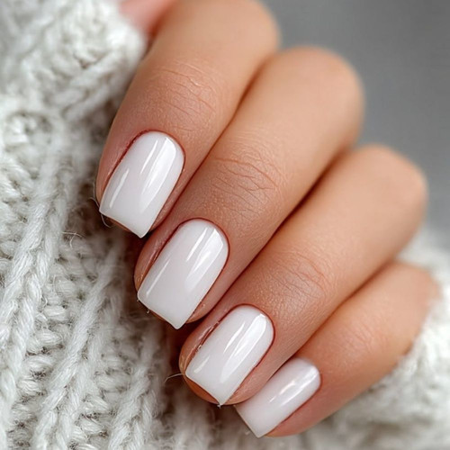 Biały błyszczący manicure na krótkie paznokcie