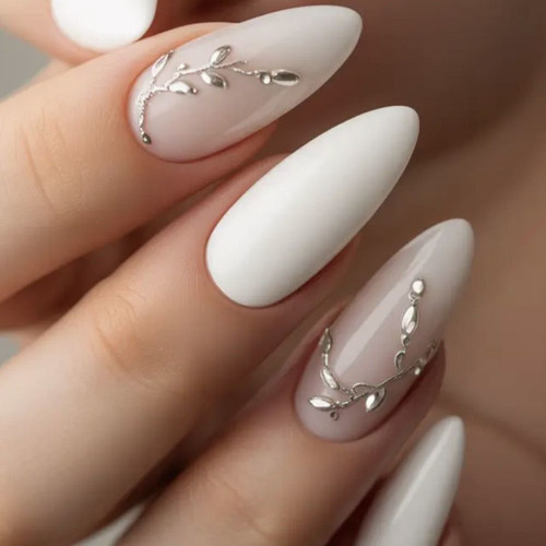 Biały manicure ze srebrzystym zdobieniem