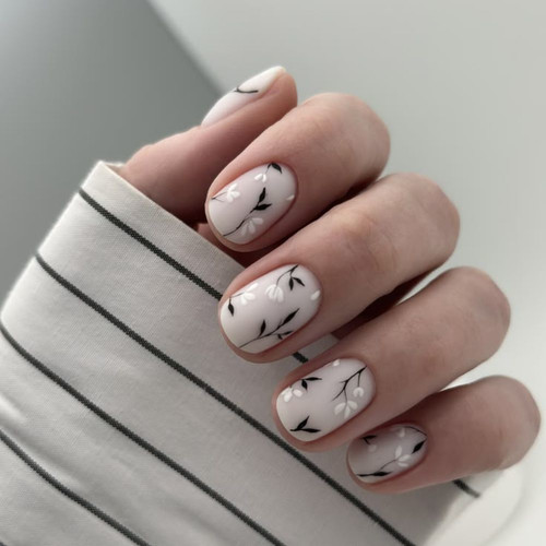 Biały manicure z kwiatowym zdobieniem