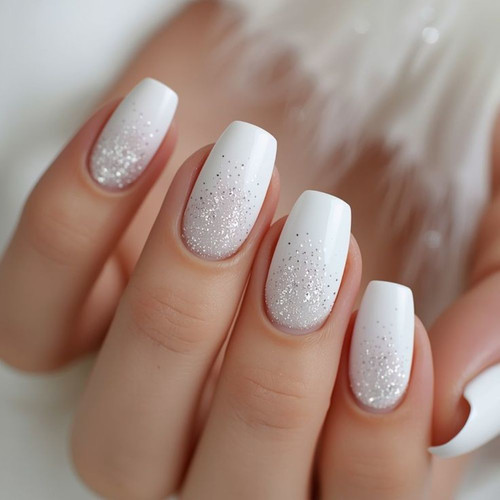 Biały manicure z brokatem