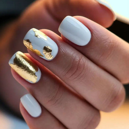 Biały manicure ze złotą folią
