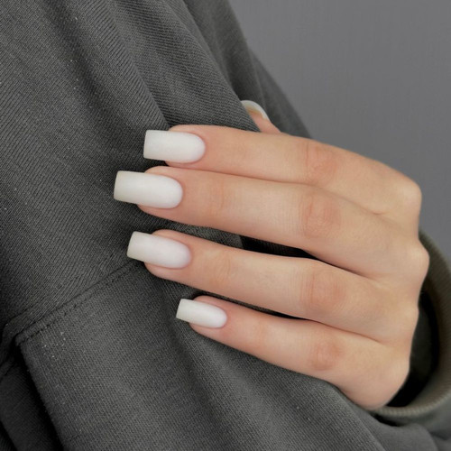 Biały matowy manicure
