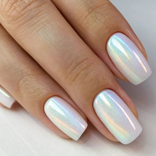Biały perłowy manicure