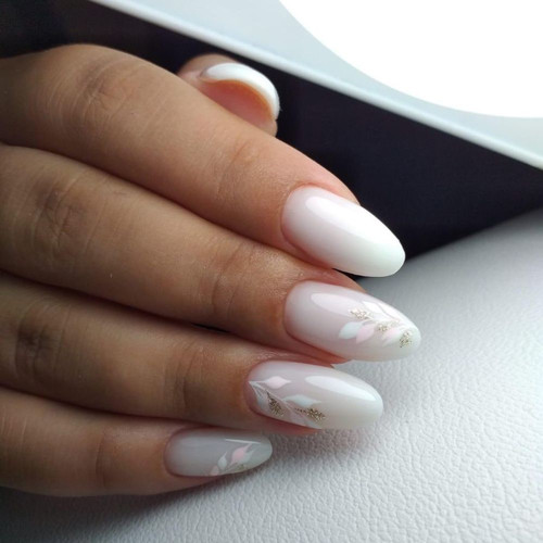 Biały manicure z delikatnymi listkami