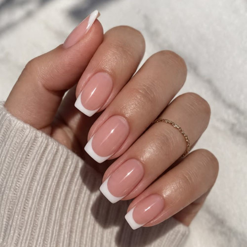 Klasyczny manicure francuski
