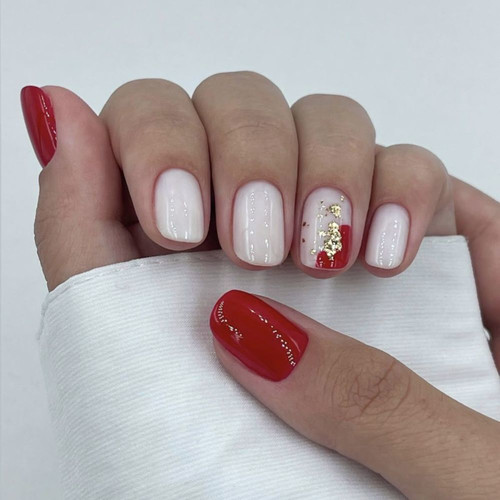 Biały manicure z czerwonym akcentem