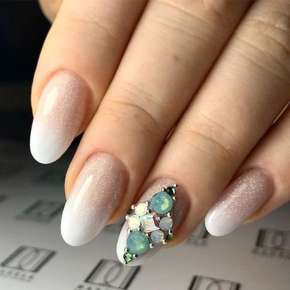 Manicure 2024 (beige with glitter)