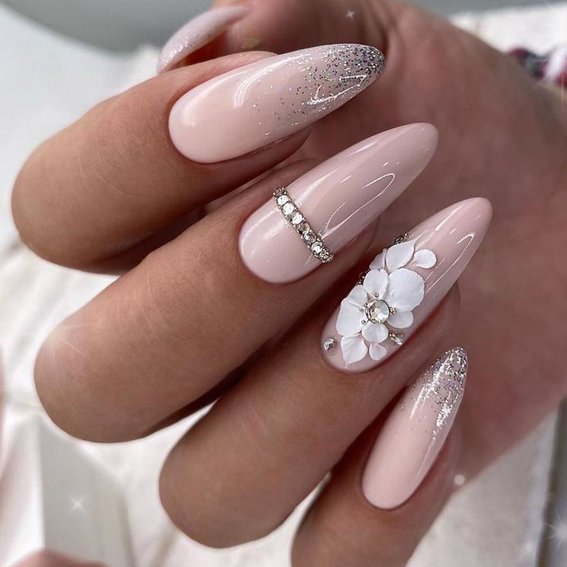 Manicure 2024 (z metalicznymi ozdobami)