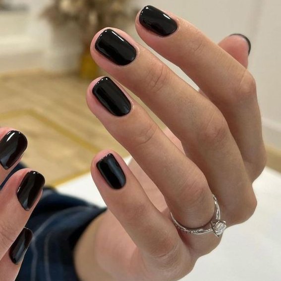 Black manicure (short nails)