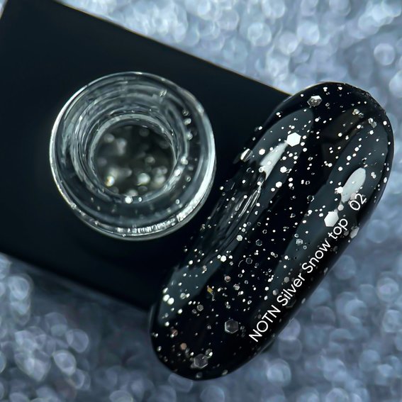 Тоp hybrydowy NAILSOFTHENIGHT Silver Snow top 02 przezroczysty ze srebrnymi sześciokątami, 10 ml - Фото №2