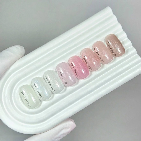 Baza hybrydowa NAILSOFTHEDAY Cover NEW Formula Milk 07 mleczna ze złotym brokatem 10 ml - Фото №2