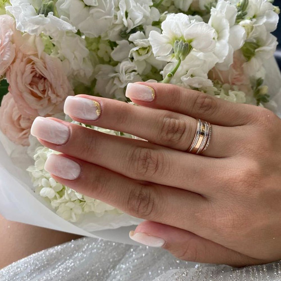 Delikatny świąteczny manicure