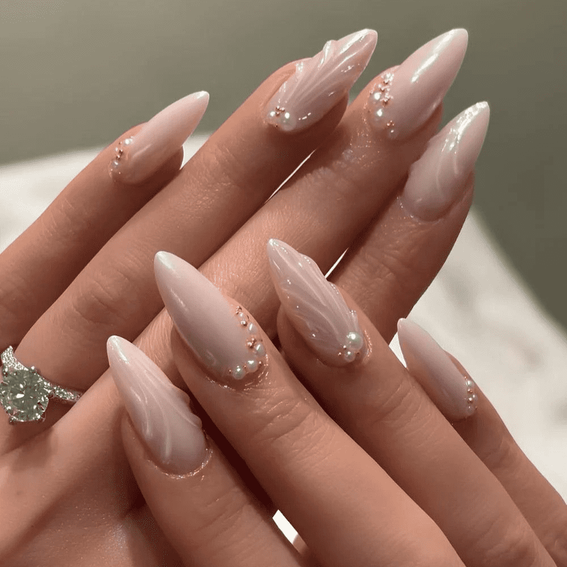 Manicure migdałowy (perłowy)