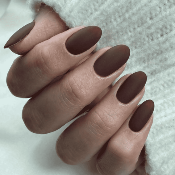 Owalny manicure (brązowy)