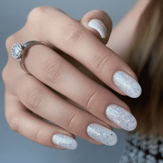 Owalny manicure (z brokatem)