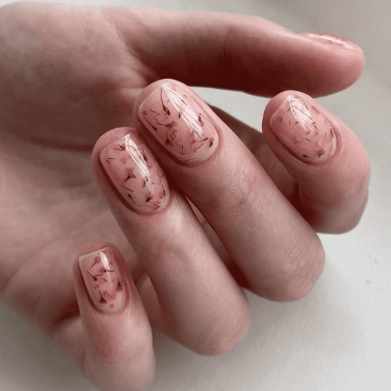 Beżowy manicure (z suszonymi kwiatami)