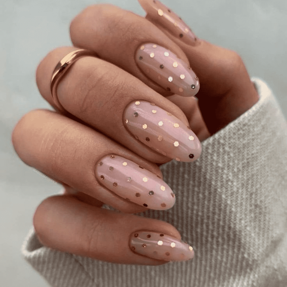 Beżowy manicure (z dużym brokatem)