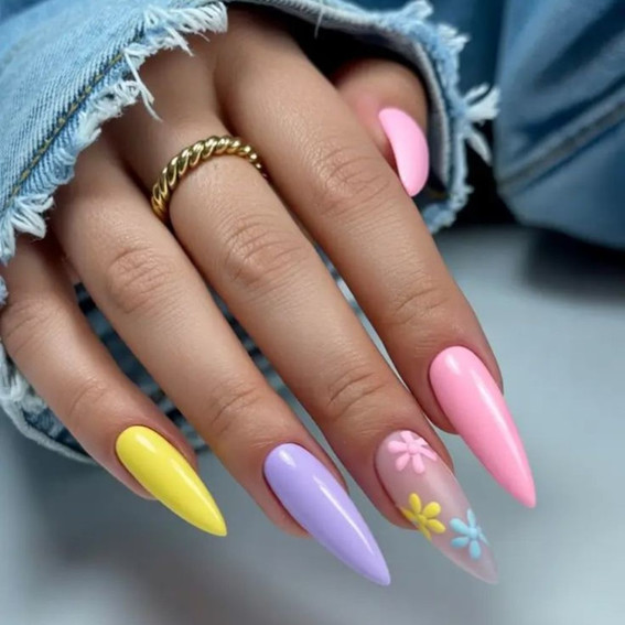 Jaskrawy wiosenny manicure z kwiatami