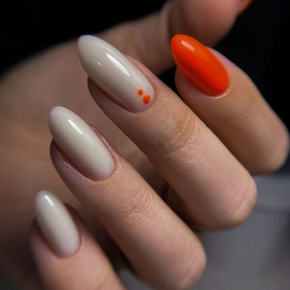 Mleczny manicure z wyraźnym akcentem