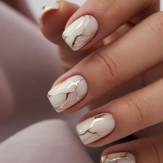 Mleczny marmurkowy manicure ze złotymi żyłkami