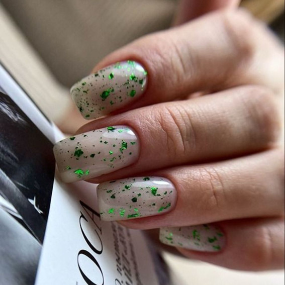 Mleczny manicure z zieloną potalią