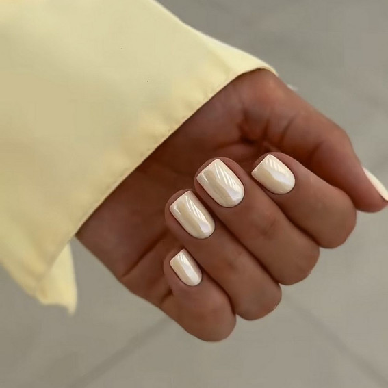 Pastelowo-żółty manicure z efektem perłowym