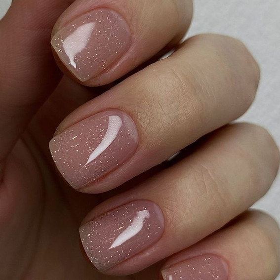 Delikatny nude manicure z brokatem