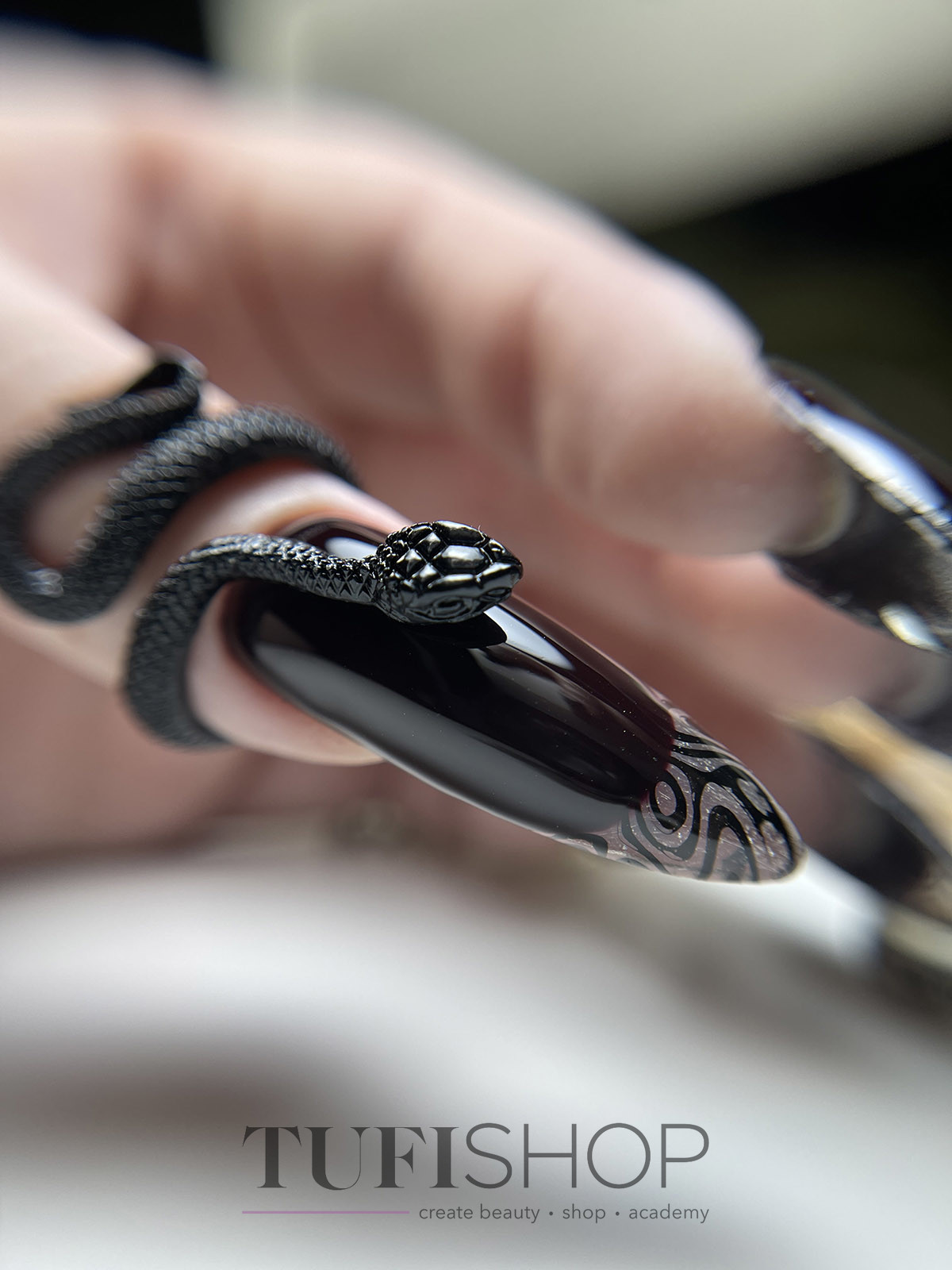 Course: Nail extension on gel tips